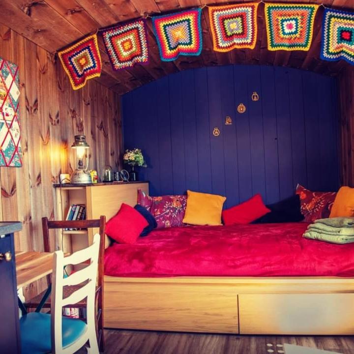 Отель Under The Oak Glamping Кайрфилли Экстерьер фото