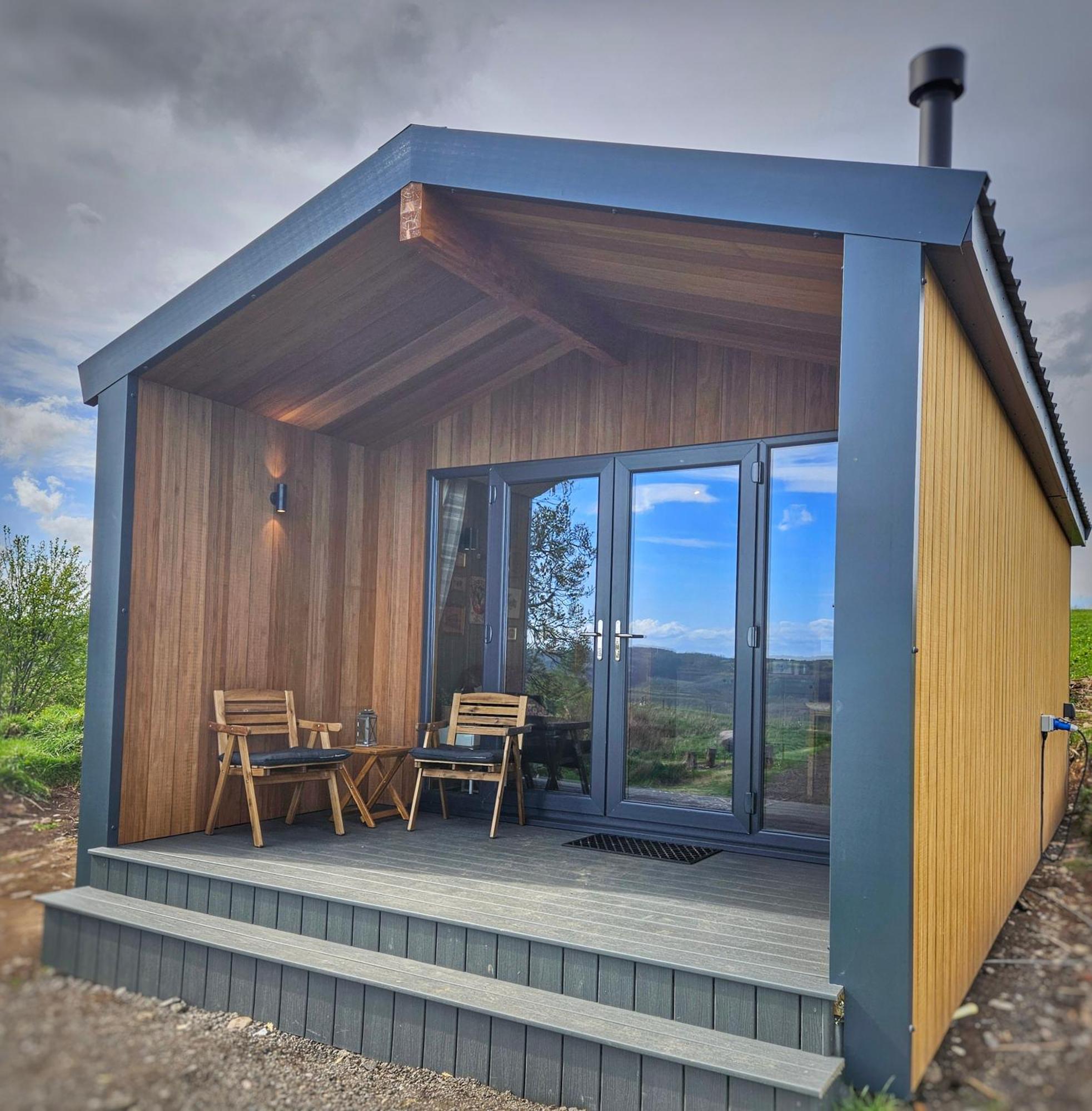 Отель Under The Oak Glamping Кайрфилли Экстерьер фото